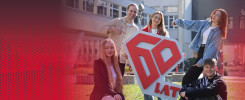 Młode osoby z dużym jubileuszowym logotypem Politechniki Świętokrzyskiej - 60 lat PŚk