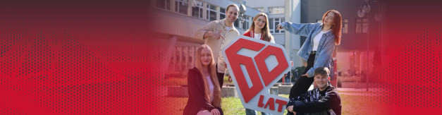 Młode osoby z dużym jubileuszowym logotypem Politechniki Świętokrzyskiej - 60 lat PŚk
